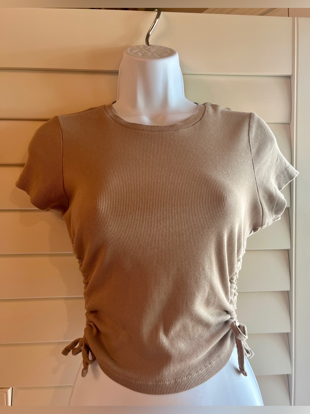 Guess Tan Short-Sleeve Ribbed Side-Tie Crop Top